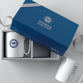 Mug set with a blue box on a light gray background